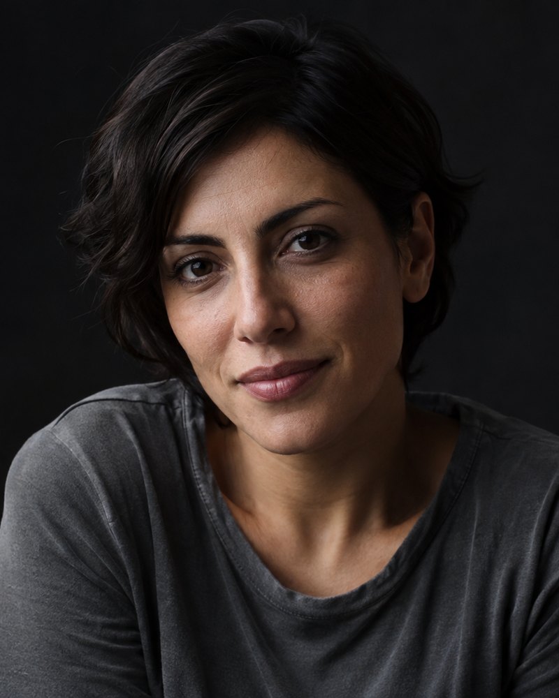 Ritratto di Marta Arena, maglia grigia da scoria, studio scuro